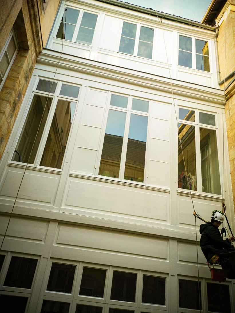 Intervention de cordistes MS Access pour courbes harmonieuses chez CEGIM à Bordeaux (bâtiment) – 1